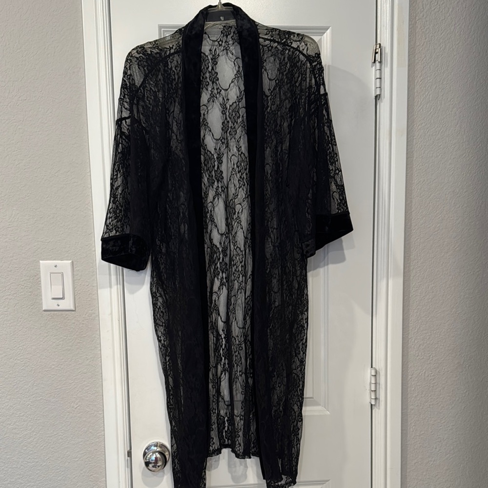 Elegant Black Lace Robe